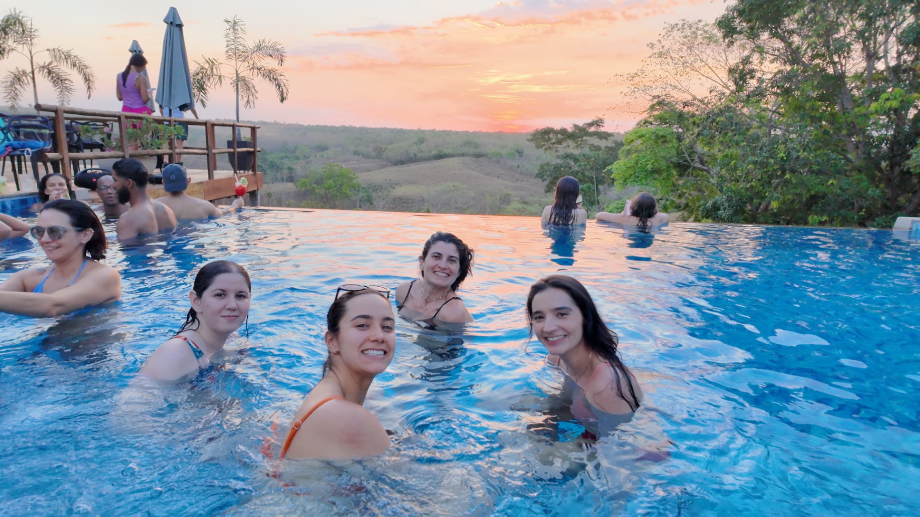 Integrantes da primeira turma na piscina durante o fim de tarde
