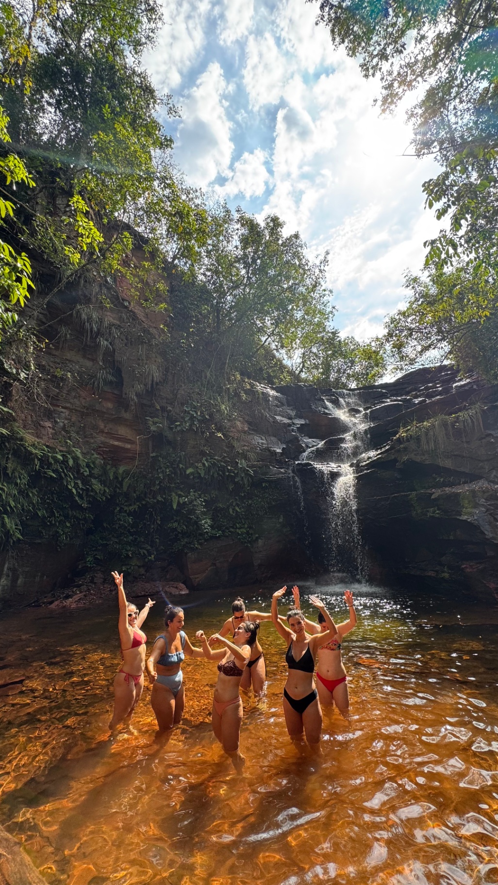 A primeira turma dentro da água em uma cachoeira do Jalapão