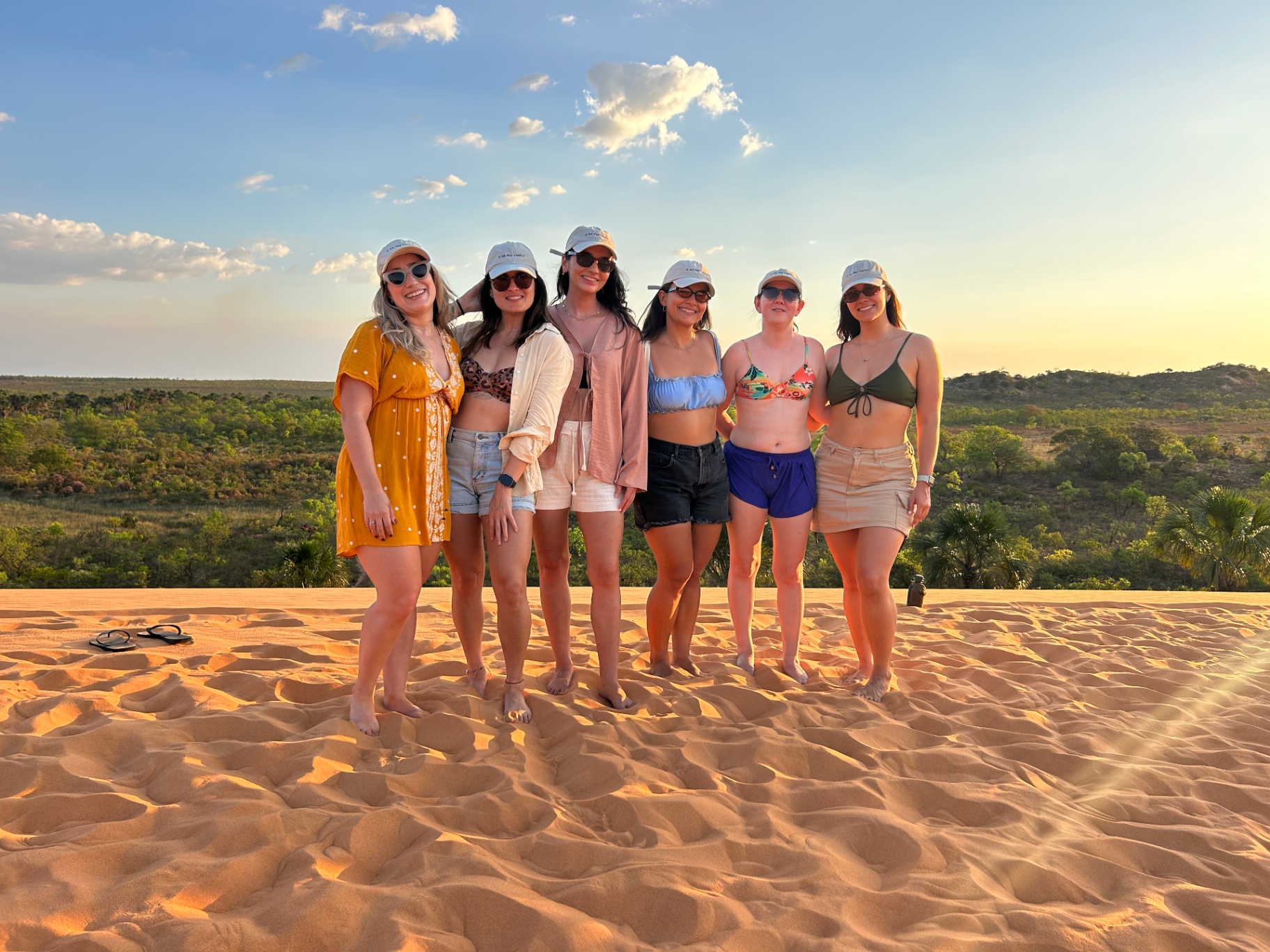 A primeira turma reunida nas dunas do Jalapão ao pôr do sol