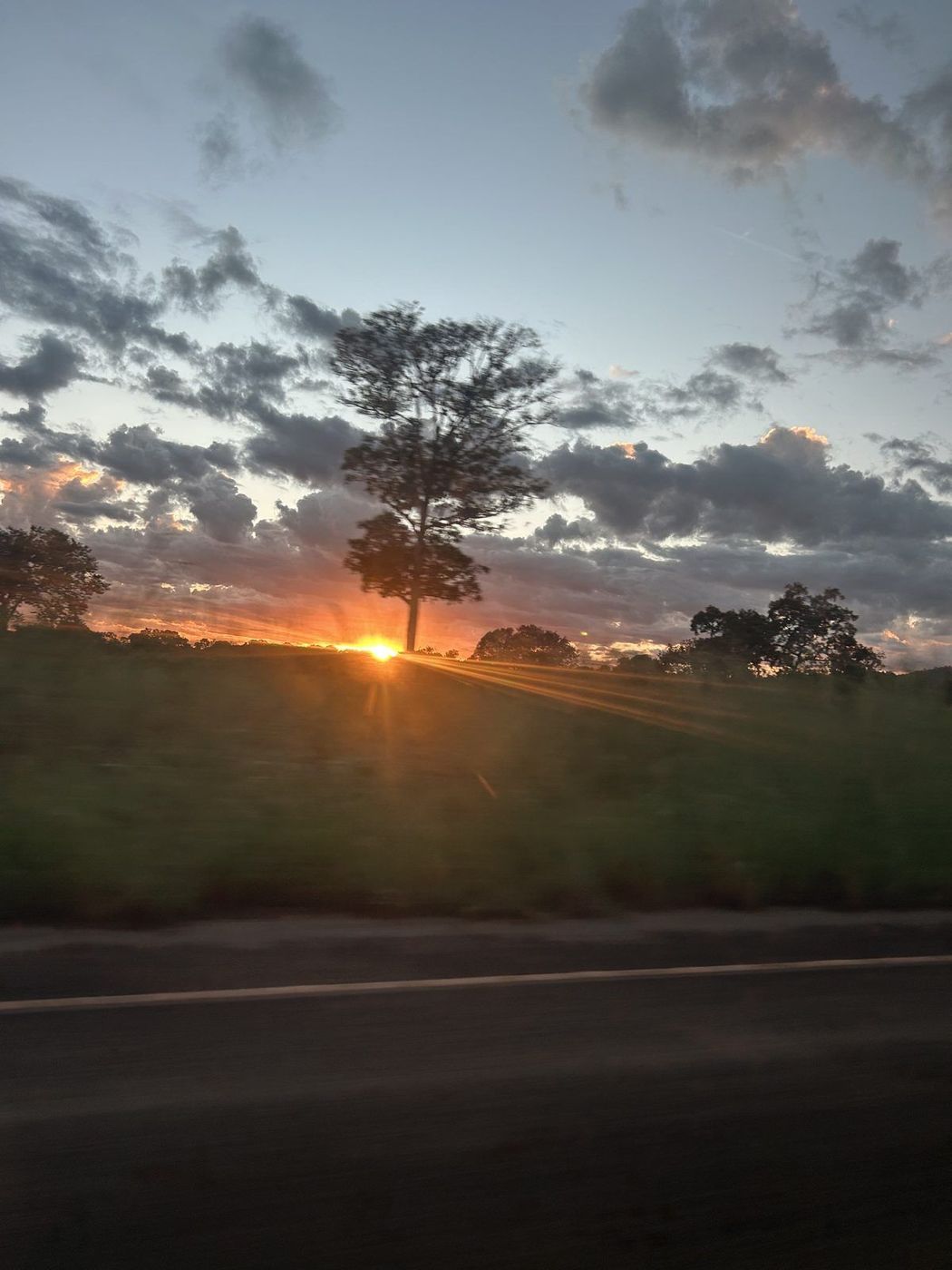 Estrada de terra saindo de Palmas ao entardecer