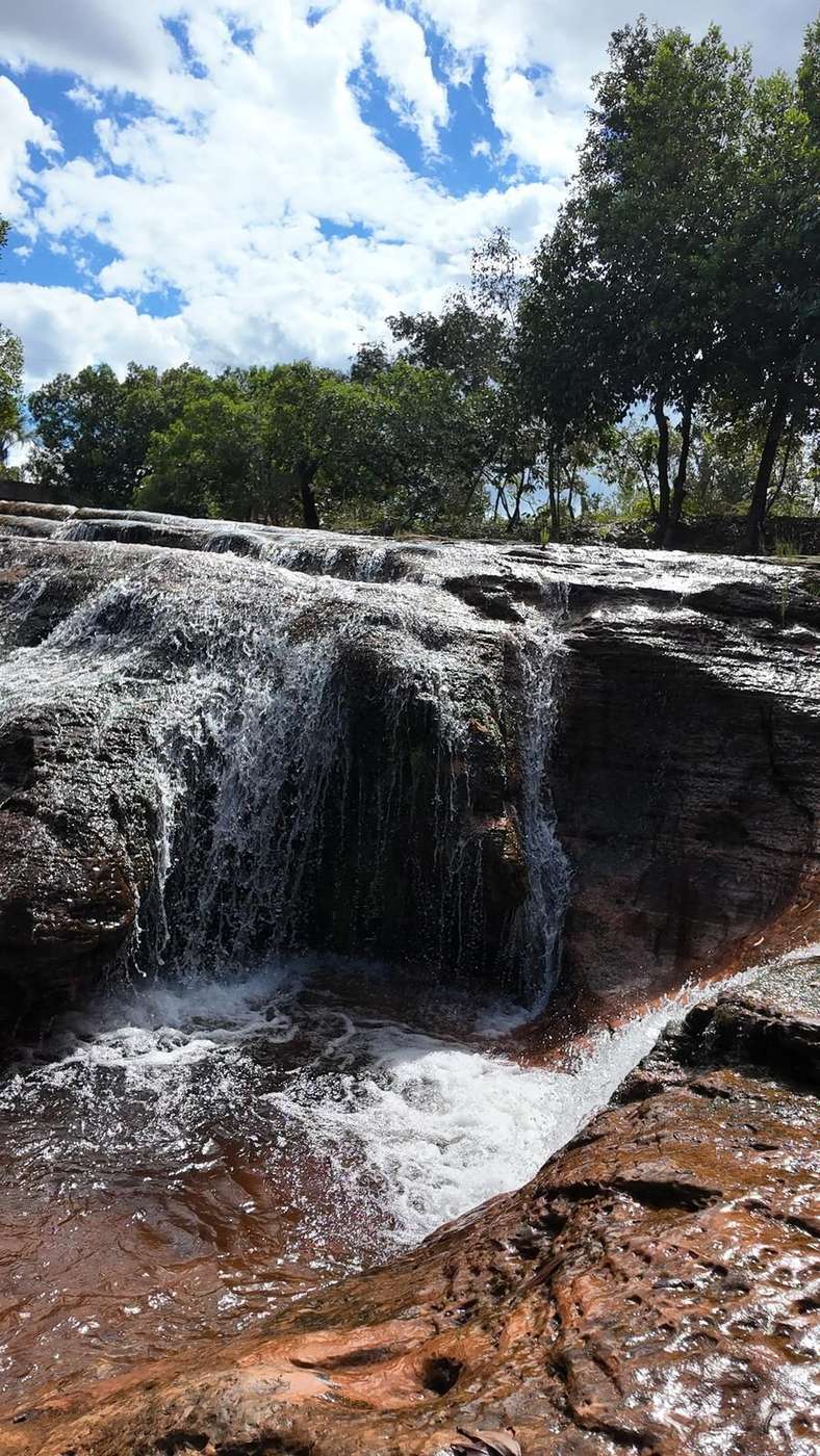 Cachoeira sobre laje de pedra na região da Serra da Catedral