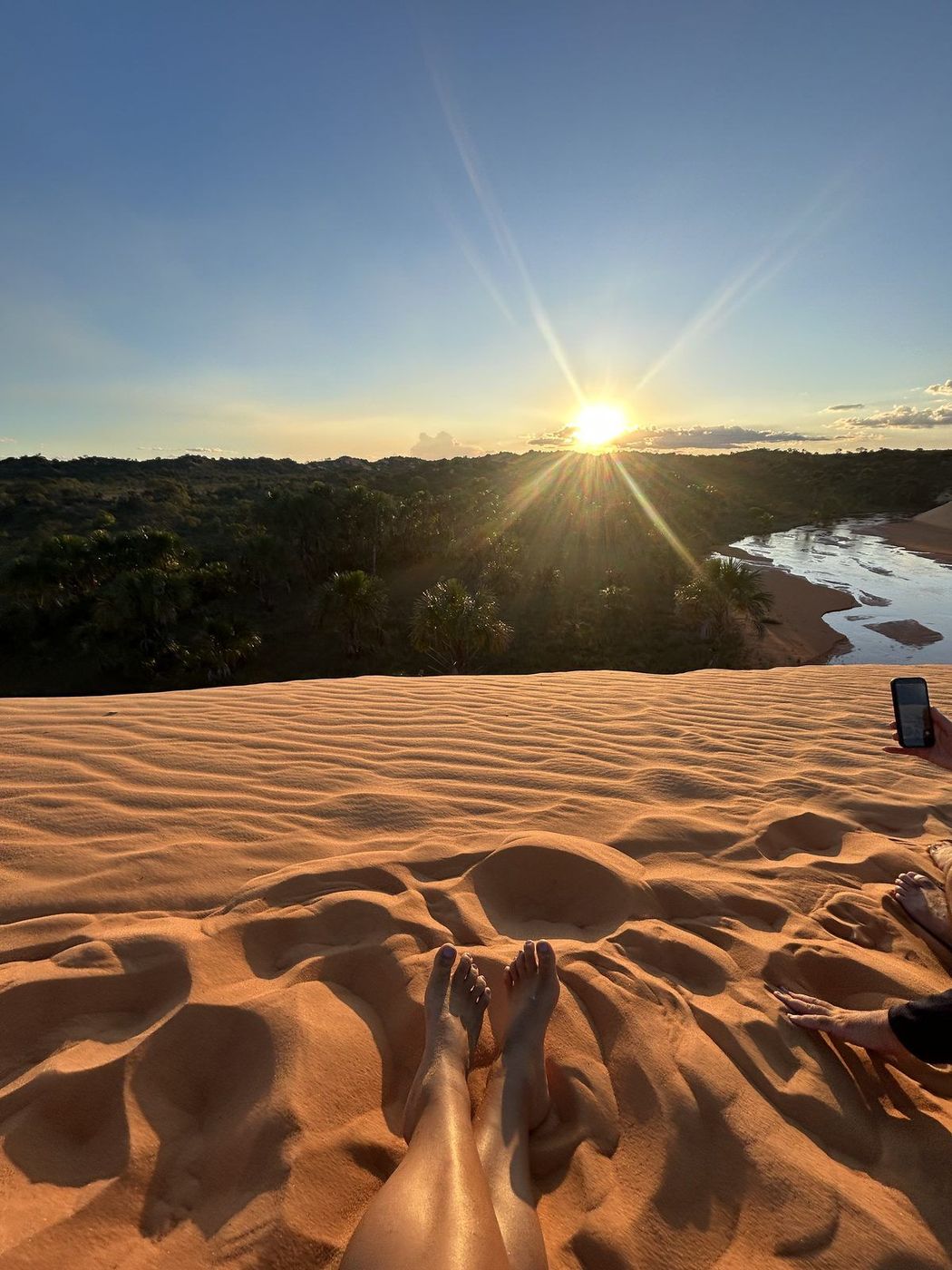 Dunas do Jalapão ao pôr do sol, com o sol tocando o horizonte