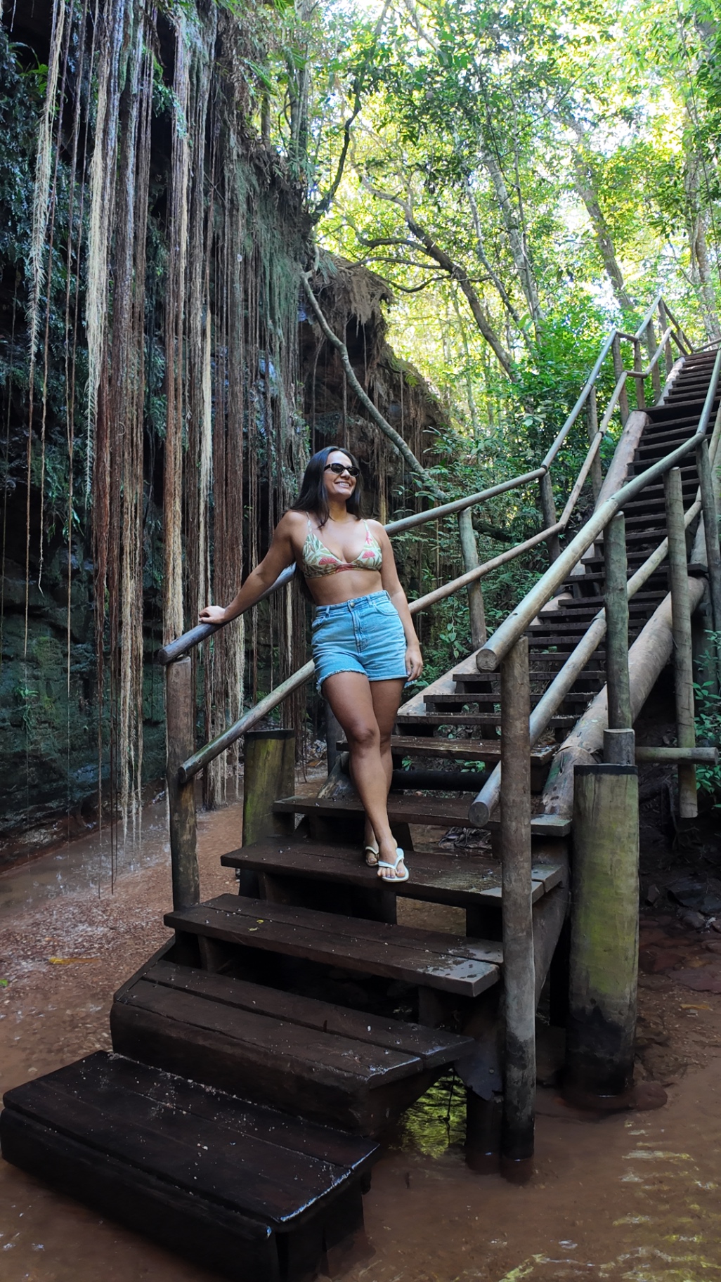 Escadaria de madeira em área de mata no Jalapão