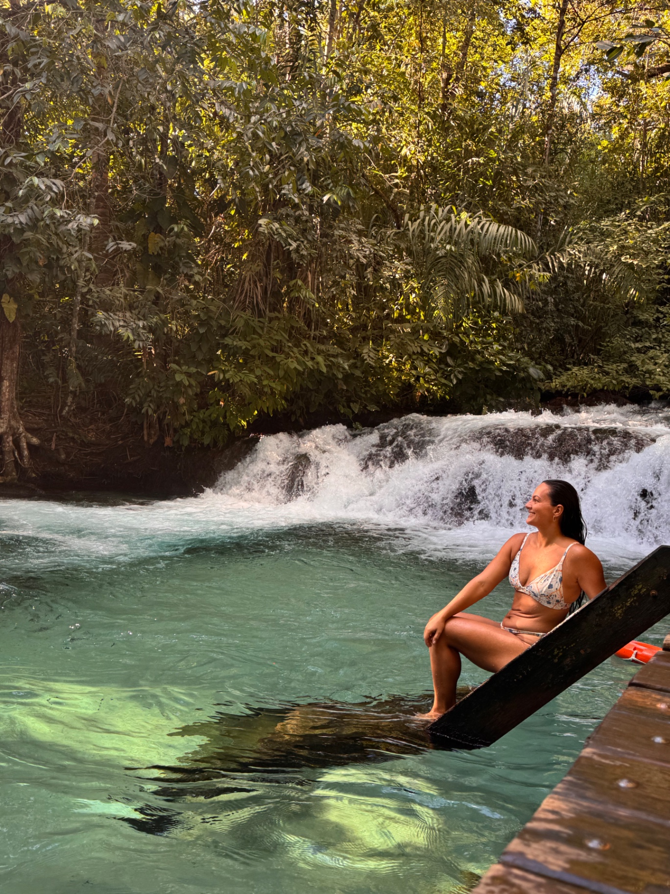 Mulher relaxando em cachoeira de água azul no Jalapão