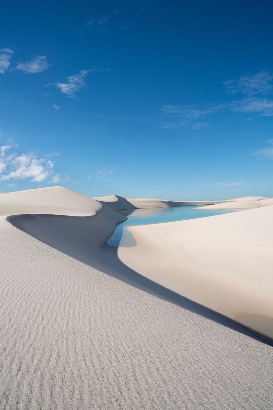 Dunas brancas e lagoa azul dos Lençóis Maranhenses